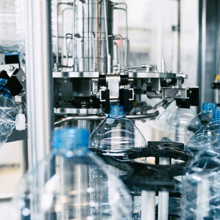 máquina llenadora y taponadora de botellas